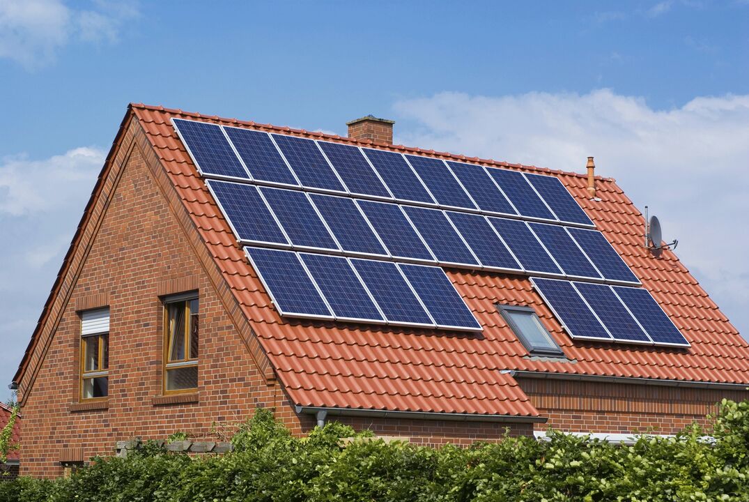 Solarpanneauen fir Energiespueren am Haus